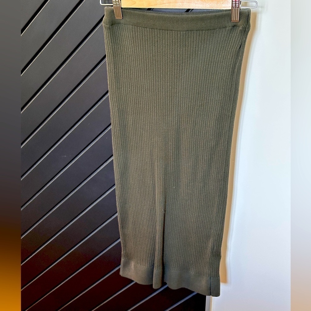 Topshop knit pencil skirt in olive color. Size 4. - Picture 3 of 3